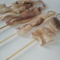 網(wǎng)紅食材小吃鐵板魷魚(yú)條小串燒烤魷魚(yú)須串商用新鮮冷凍食材霸王串